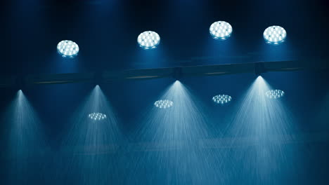 Eine-Spezialeffekt-Regenmaschine-In-Einem-Filmkinostudio-Mit-Einer-Decke-Voller-Filmlichter