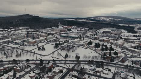 Vista-Aérea-De-La-Universidad-De-Sherbrooke-En-Nieve-Profunda-Durante-El-Invierno-En-Sherbrooke,-Quebec,-Canadá.