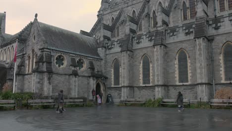 People-Visiting-The-Famous-Gothic-Christ-Church-Cathedral-In-Dublin,-Ireland