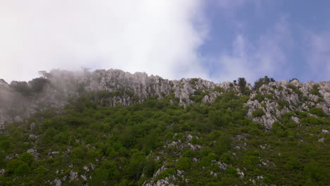 Steinige-Bergkette,-Bedeckt-Mit-Nebel
