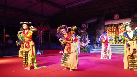 Mujeres-Indonesias-Betawi-Japong-Bailan-Chicas-Con-Coloridas-Ropas-Tradicionales,-Arte-Del-Sudeste-Asiático.
