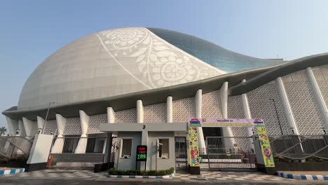 Weite-Tagesansicht-Des-Dhono-Dhanyo-Auditoriums-In-Alipore-In-Kalkutta,-Indien