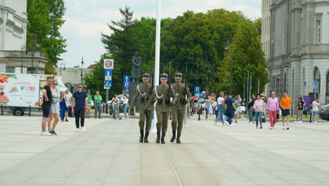 Marschierende-Militärangehörige-Auf-Einem-Stadtplatz