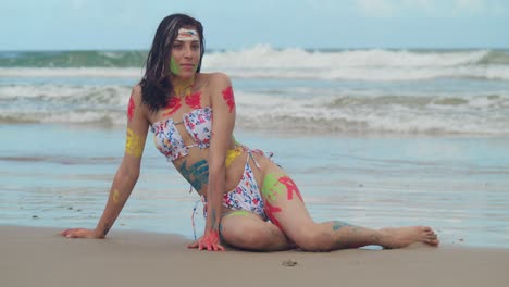 Ein-Sonniger-Karibischer-Strand-Zeigte-Die-Schönheit-Eines-Jungen-Mädchens-Im-Bikini,-Dessen-Körper-Mit-Einer-Reihe-Leuchtender-Farben-Geschmückt-War