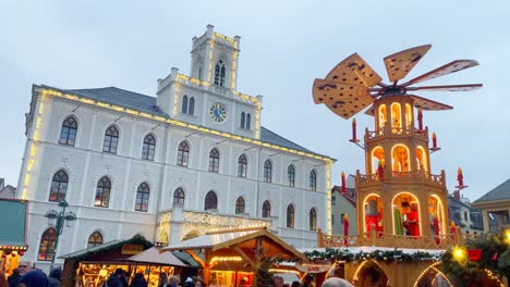 Weimarer-Weihnachtsmarkt-Mit-Pyramide-Und-Beleuchtetem-Rathausgebäude