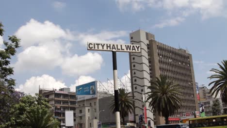 Frauen-überqueren-Die-Straße-In-Der-Innenstadt-Von-Nairobi