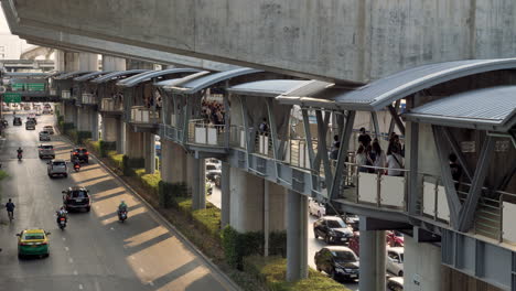 Während-Der-Hauptverkehrszeit-Staut-Sich-Der-Verkehr,-Während-Fußgänger-Auf-Einer-Fußgängerbrücke-In-Einer-Belebten-Stadtstraße-In-Bangkok,-Thailand,-Laufen