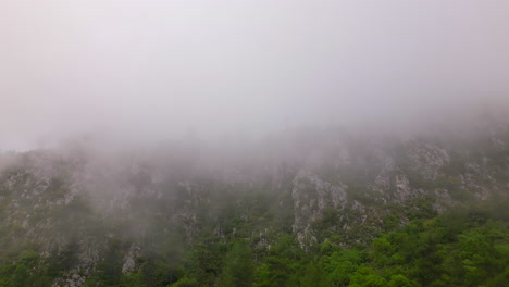 Mountain-range-covered-in-mist