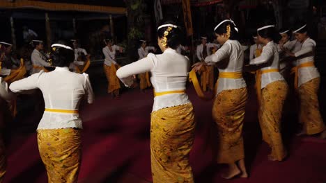 Rejang-Frau-Tanzgruppe,-Balinesisches-Ritual,-Indonesische-Animistische-Tänzer,-Synchronisierungsteam