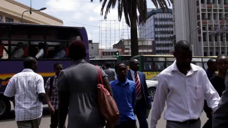 Menschen-überqueren-Die-Straße-In-Der-Innenstadt-Von-Nairobi
