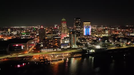 Skyline-Von-Louisville,-Kentucky-Bei-Nacht-Mit-Stabilem-Drohnenvideo