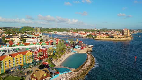 Einkaufszentrum-Und-Hotel-Infinity-Pool-Mit-Blick-Auf-Das-Tropische-Karibische-Paradies-An-Einem-Schönen-Tag