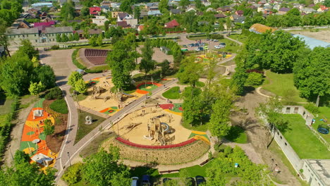 Luftaufnahme-Des-Kindergartens-Im-Wohnblock,-öffentlicher-Garten
