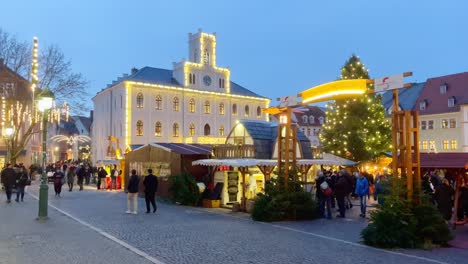 Deutscher-Weihnachtsmarkt-Mit-Niedlichen-Häusern-In-Der-Stadt-Weimar-In-Thüringen