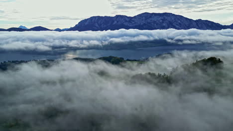 Luftaufnahme-Eines-Alpinen-Bergdorfes-In-Wolken,-Europa