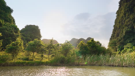Sonnenbeschienenes-Sumpfgebiet-In-Ninh-Binh