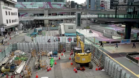 Mit-Blick-Auf-Den-Eingezäunten-Bereich-Mit-Minibagger-Und-Baumaterial-Neben-Dem-Südausgang-Des-Bahnhofs-Shibuya