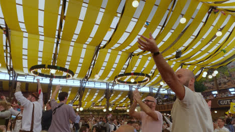 Gente-Aplaudiendo-Y-Riendo-Mientras-Estaba-De-Fiesta-En-El-Oktoberfest-De-Munich,-Alemania