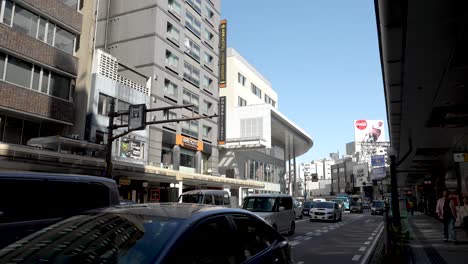cars-driving-on-the-Hyakumangoku-Dori-avenue-in-kanazawa,-japan
