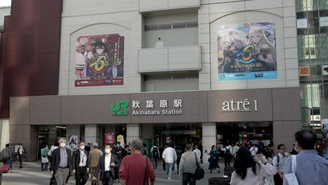 Pendler-Und-Menschen,-Die-Zum-Eingang-Des-Bahnhofs-Jr.-Akihabara-In-Tokio-Ein--Und-Ausgehen