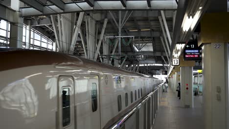 El-Tren-Bala-Hokuriku-Shinkansen-Llega-A-La-Estación-De-Toyama-En-Japón