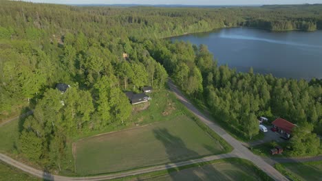 Toma-Aérea-Orbitando-El-Lago-Illeråsasjön-En-Suecia.