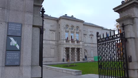 Puerta-De-Entrada-A-La-Galería-Nacional-De-Irlanda-En-Dublín,-Irlanda