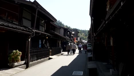 Turistas-Caminando-Por-Una-De-Las-Calles-Sanmachi-Suji-De-La-Era-Edo-En-Takayama-En-Una-Tarde-Soleada