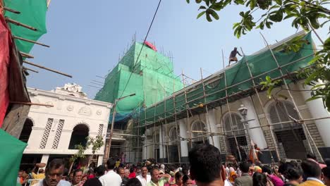 Wide-shot-of-construction-of-Kalighat-temple-in-winter-of-2023-in-Kolkata,-India