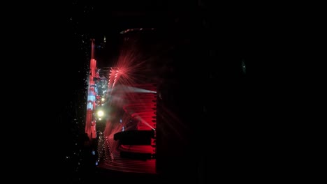 Vertikale-Handgeführte-Extreme-Weitwinkelaufnahme-Der-Berühmten-Folk-Band-The-Lumineers,-Die-Nachts-Bei-Einem-Live-Konzert-Im-Outdoor-Usana-Amphitheater-In-Salt-Lake-City,-Utah,-Umgeben-Von-Roter-Bühnenbeleuchtung-Auftritt