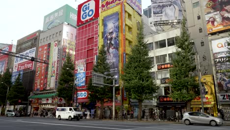 Verkehr-Entlang-Der-Hauptstraße-In-Akihabara