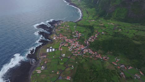Weite-Drohnenansicht-Des-Dorfes-Fajã-Grande-Nahe-Der-Küste-Mit-Wasserfall,-Azoren