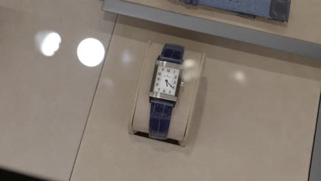 Elegante-Reloj-De-Lujo-Para-Vender-En-Una-Costosa-Boutique,-Vista-De-Arriba-Hacia-Abajo