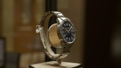 Showcase-of-luxury-watch-in-expensive-boutique,-motion-view