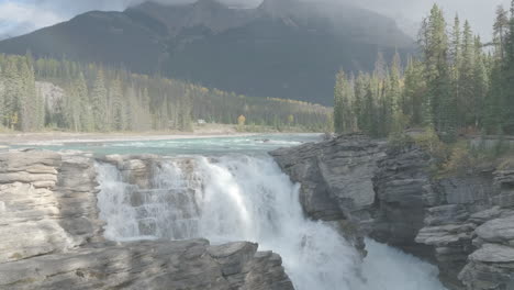 Wasserfall,-Der-Durch-Felsige-Landschaft-In-Einer-Natürlichen-Waldumgebung-Stürzt