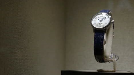 Showcase-of-simple-classy-but-luxury-watch,-close-up-view
