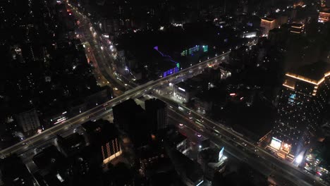 Luftaufnahme-Der-Stadt-Rajkot,-Wo-Viele-Fahrzeuge-über-Die-Brücke-Fahren-Und-Viel-Verkehr-Sichtbar-Ist