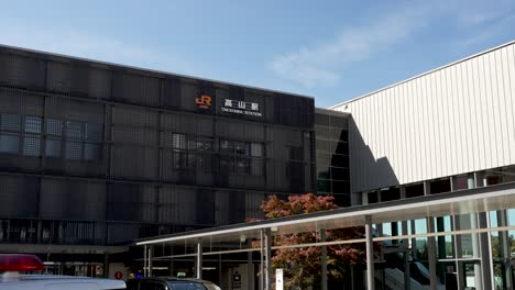 Blick-Auf-Die-Ostseite-Des-Bahnhofsgebäudes-Von-Takayama
