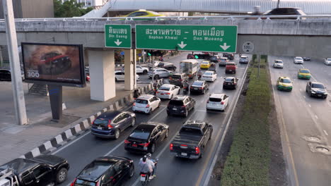 Congestión-Del-Tráfico-En-Una-Intersección-De-Una-Vía-Importante-Y-Muy-Transitada-En-El-Centro-De-Bangkok,-Tailandia