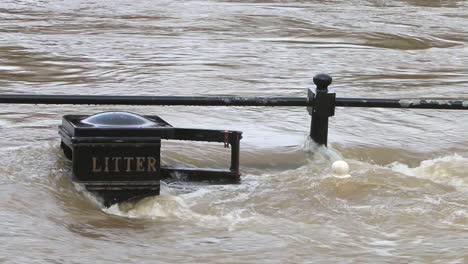 El-Río-Severn-Durante-Una-Inundación-Invernal-Que-Fluye-Sobre-Barandillas-Y-Una-Papelera