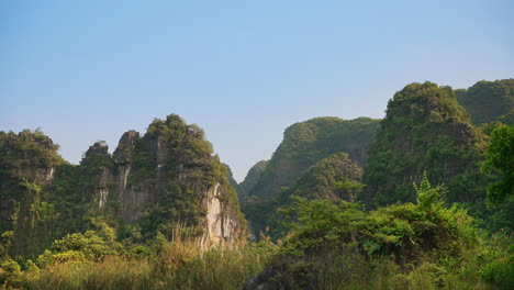 Sonnenbeschienene-Und-Grüne-Berge-In-Ninh-Binh