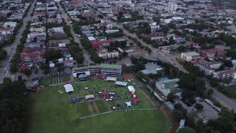 Coma-Y-Beba-Un-Festival-De-Música-Y-Comida-Por-Drone-En-El-Queens-Sports-Club-En-Bulawayo,-Zimbabwe.