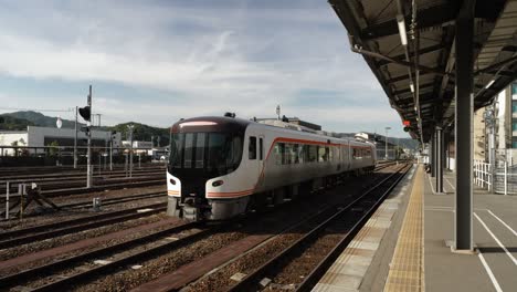 Tren-Híbrido-Diésel-Eléctrico-Serie-HC85-Estacionado-En-La-Estación-De-Ferrocarril-De-Takayama-Junto-A-La-Plataforma
