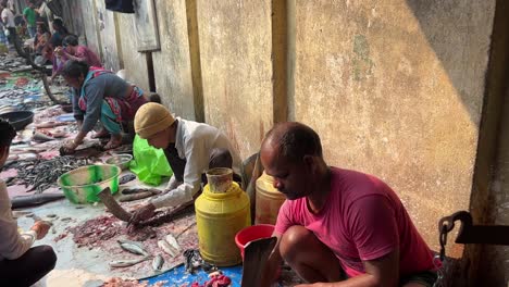 Nahaufnahme-Vieler-Verkäufer,-Die-Fische-Und-Meeresfrüchte-An-Einem-Straßenstand-In-Kalkutta,-Indien,-Verkaufen