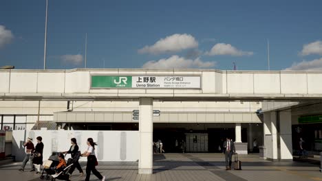 Jr.-Ueno-Panda-Bridge-Eingang-Mit-Müttern,-Die-Ihren-Kinderwagen-Davor-Schieben