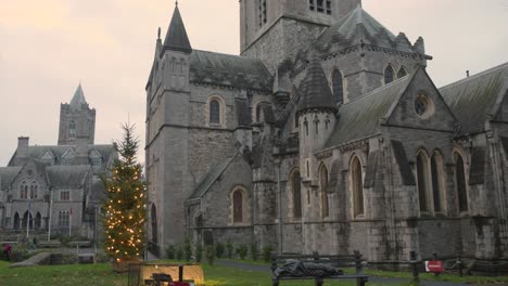 Exterior-De-La-Catedral-De-La-Iglesia-De-Cristo-Durante-El-Anochecer-En-Dublín,-Irlanda