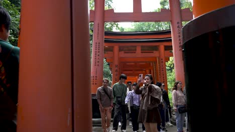 Los-Turistas-Visitan-El-Santuario-Fushimi-Inari-En-Kyoto,-Japón.