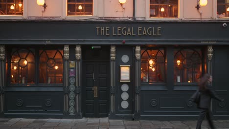 Pan-shot-of-the-facade-of-The-cool-Eagle-pub-in-Dublin-Ireland