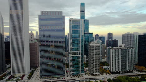 Luftaufnahme-Zum-Blue-Cross-Blue-Shield-Tower,-Bewölkter-Sonnenuntergang-In-Chicago,-USA