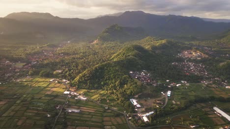 Vista-Cinematográfica-Del-Atardecer-De-La-Cordillera,-Bosques-Tropicales,-Campos-De-Arroz-Y-Pequeños-Pueblos-Balineses-En-Karangasem,-East-Bai,-Indonesia